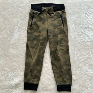 8/$20 Old Navy Camo Joggers Size Small 6-7